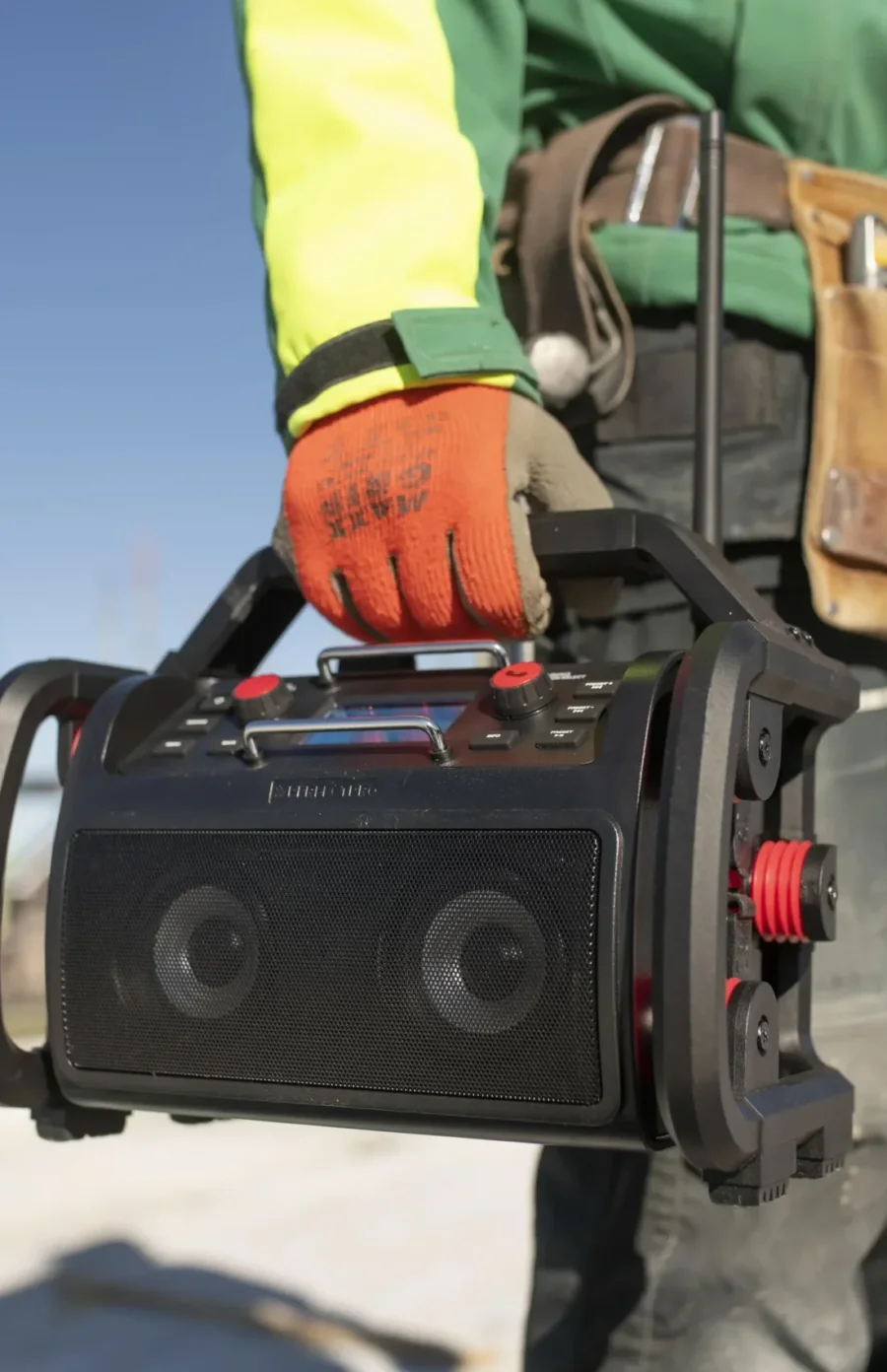 Profi trägt ein PerfectPro Rockpro Baustellenradio